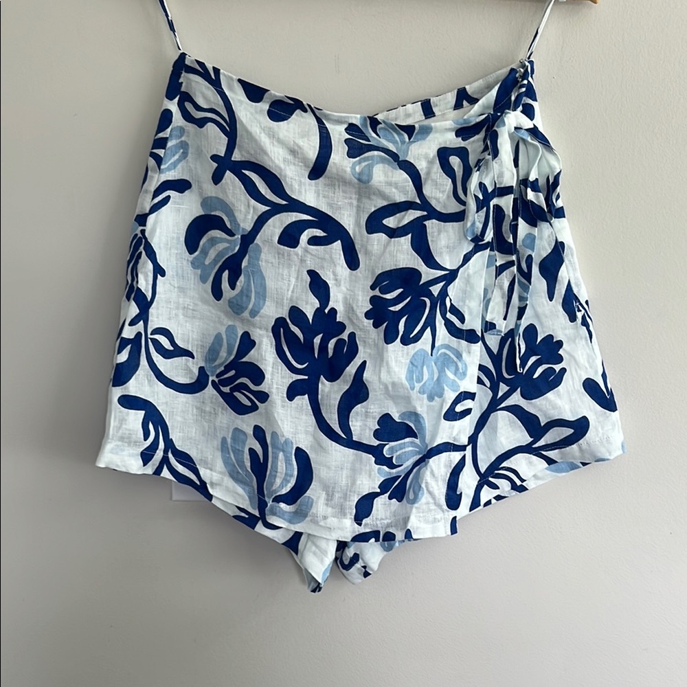 Faithfull the Brand White and Blue Floral Skorts Size 6/ Medium